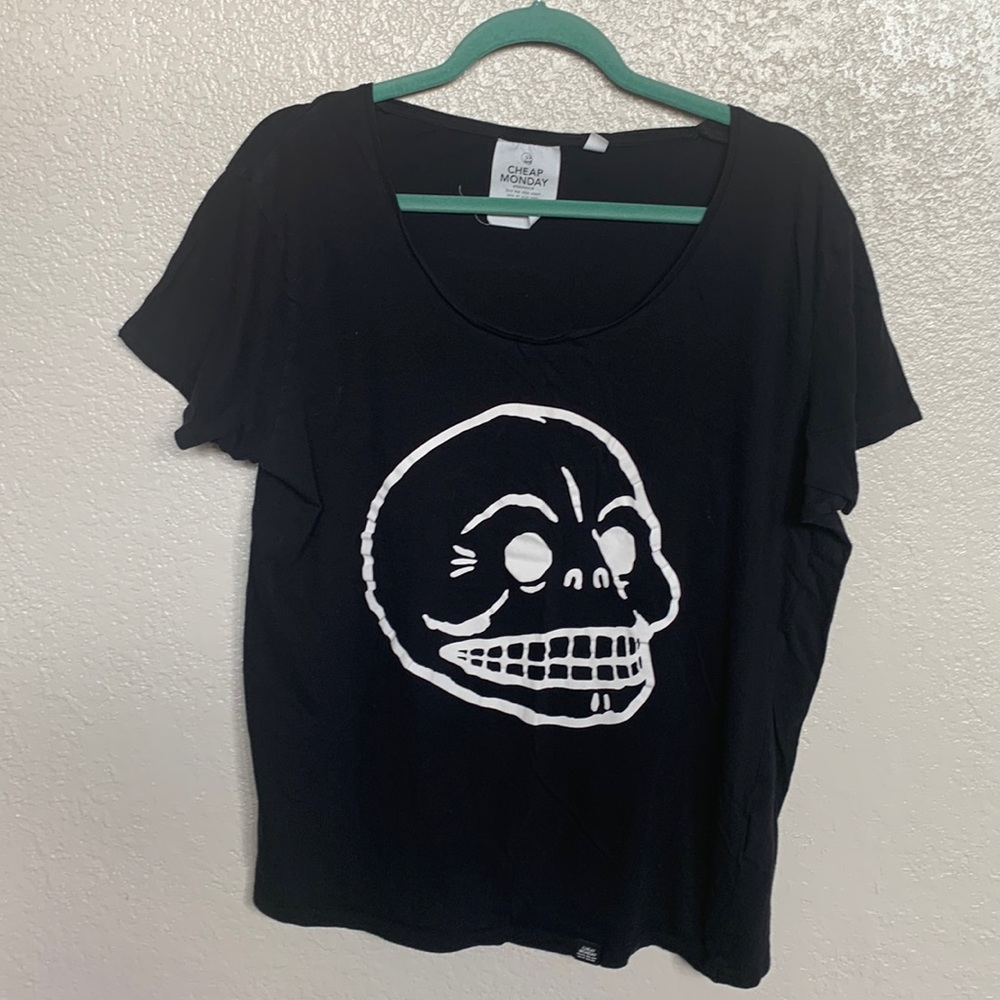 Black skull shirt